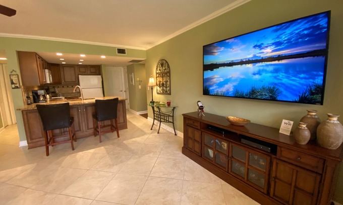 Siesta Key Condo | Ground Floor - Delightful and Totally Divine - Free Netflix, WI-FI, Chromcast