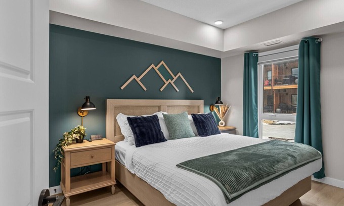 Dead Man's Flats Apartment | Ground Floor Gem|Mountain View|2 Kings|Pool & BBQ