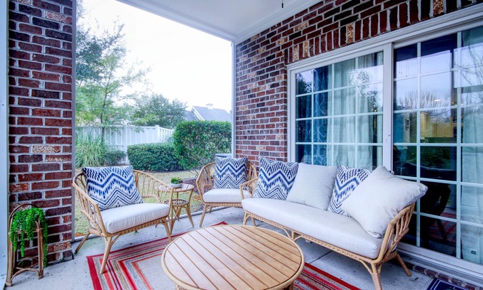 Central Myrtle Beach Condo | Ground-floor golf condo with pool, on-site golf, screened patio, fireplace, & AC