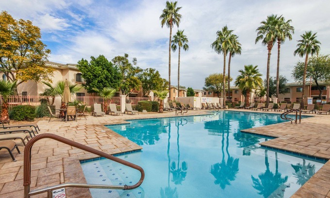 Kaufman And Broad At The Vineyards Condo | Ground Floor.Heated Pool! Hot Tub! Gas grill! 3 miles to Cardinal stad! 2 Kings!