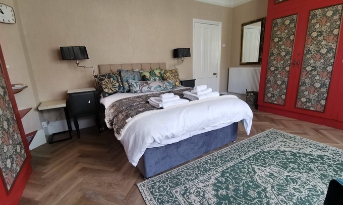 Bexhill-on-Sea House | Ground floor Spacious double bed room, free parking close to seafront.
