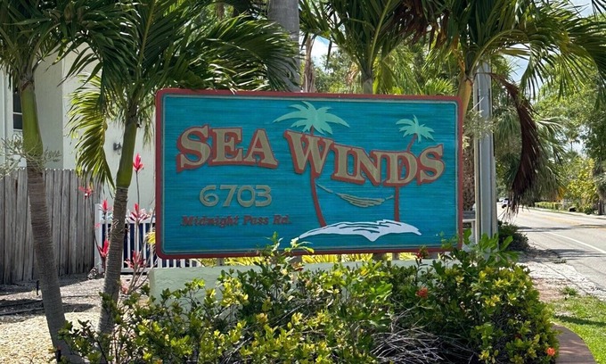 Siesta Key Condo | Ground floor unit with lanai, pool, 5 min. walk to beach, restaurants and bars!