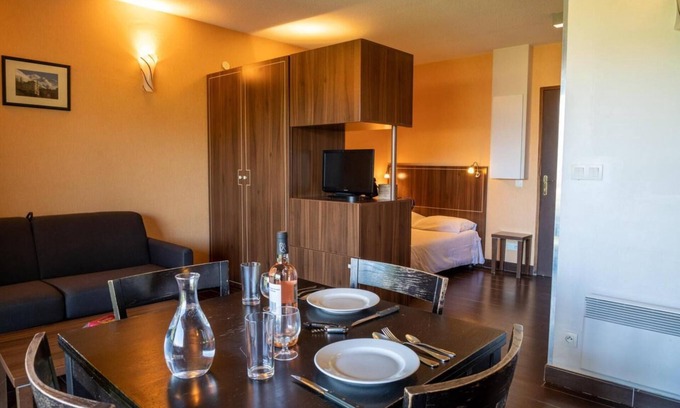 Jausiers Apartment | Ground floor, view valley, swimming pool, sauna, terrace, parking, tv, 27m², Pra Loup