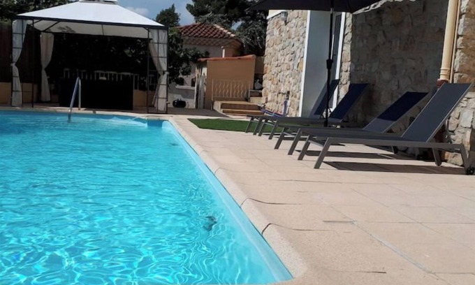 Toulon Villa | Ground floor villa sleeps 6 with swimming pool.