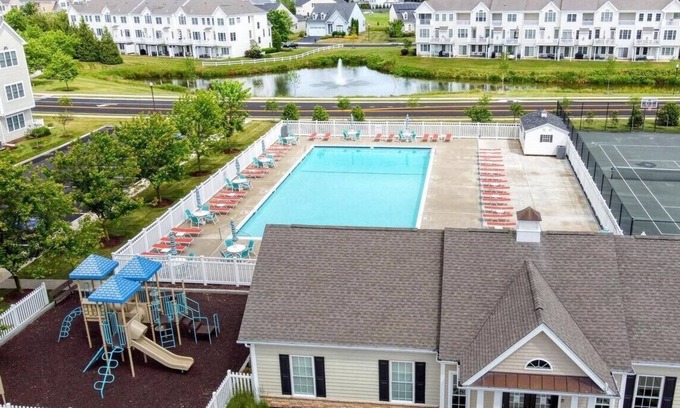 Rehoboth Beach Condo | Ground Level 3BR Condo w/Pool/Gym/Parking