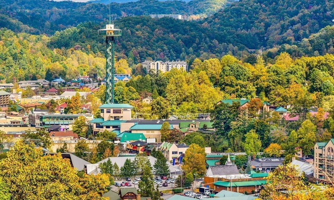 Gatlinburg Condo | Ground Level Unit | 2BR |4 Mins to OBER w/Fireplace, * Dinner Show Tickets, Pool, Hot Tub, Sauna