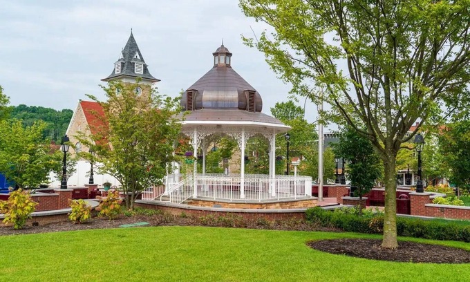 Ligonier Apartment | Ground unit of our Boutique Hotel. Enjoy the only unit with a full kitchen!