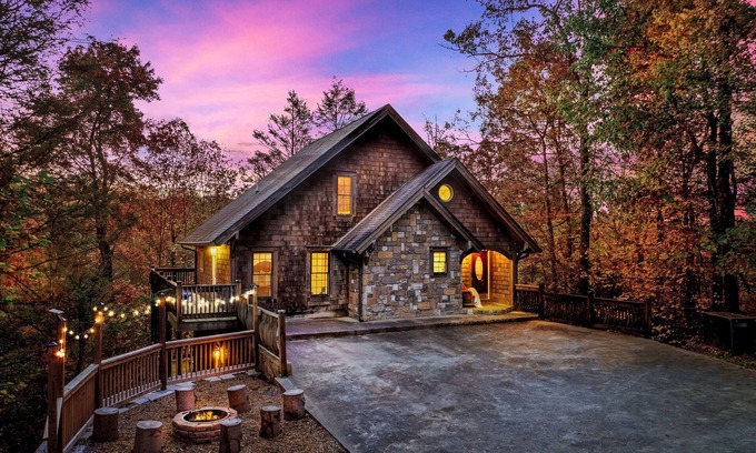 Gatlinburg - Pigeon Forge Cabin | Group Favorite | Near RockyTop Sports | Dogs OK!