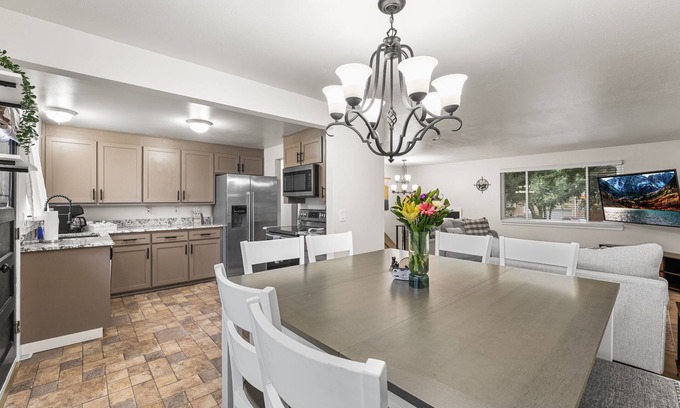 Castle Rock House | Group Friendly Castle Rock Retreat | Sleeps 12 | Games, BBQ & Patio