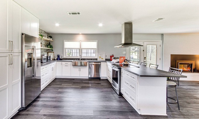 Albany Cottage | Group-friendly Home w/Game Room in Albany!