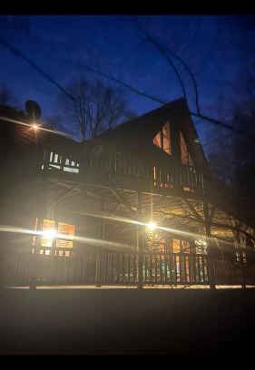 Rockbridge House | Group Spacious Cabin with Hot-Tub and Picnic Areas in Ohio