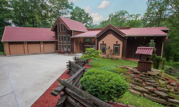 Helmsburg Cabin | groups of 10-16