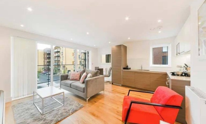 Fryent Apartment | Grove Park Cozy Apartment in London