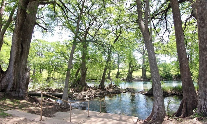 New Braunfels Condo | Guadalupe Escape | 1st Floor | Walk to Schlitterbahn | King Bed