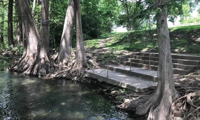 New Braunfels Condo | Guadalupe River Roost, WiFi, King Bed Sleeps 8, 3BR 2BA