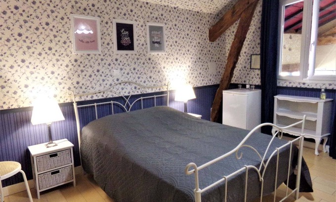 Saint-Sulpice-de-Roumagnac Bed & Breakfast | Guest Rooms 'Le Pré Fleuri 5' with Shared Pool, Communal Terrace and Wi-Fi