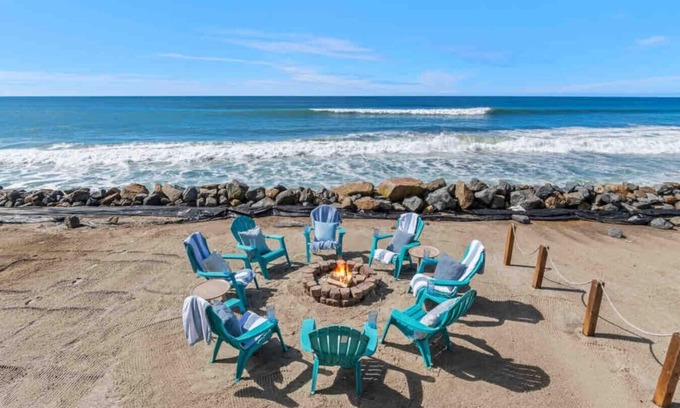 South Oceanside House | Guest Favorite! Fire Ring on Sand Walk to Village