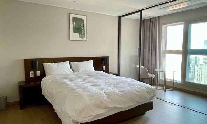 Downtown Apartment | [Guest Favorite] Premium Modern 3-bedroom apartment by Jeju Airport