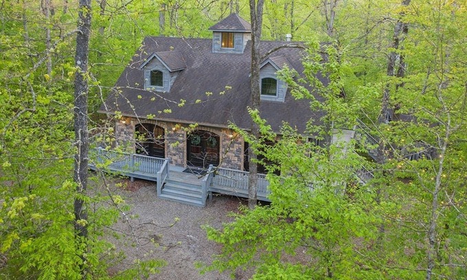Broken Bow Cabin | Guest favorite snuggled in Timber Creek Trails along a creek