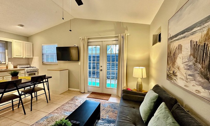 Old Northwood Historic District Villa | GUEST HOUSE #4