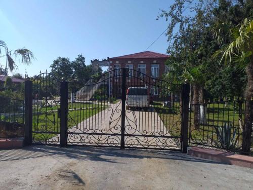 Salkhino House | Guest House Danelia