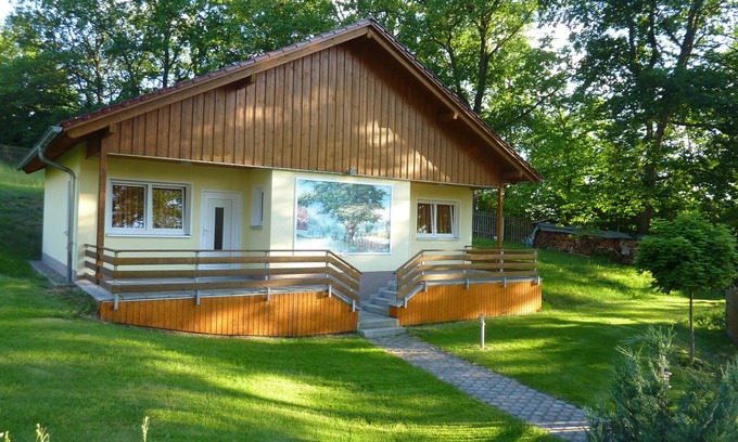 Langenwolschendorf House | Guest House 'Gästehaus - Appartement Rechts' with Private Terrace, Private Garden and Wi-Fi