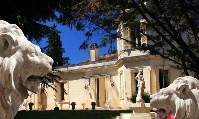 Montussan House | Guest House in 13th century castle near Bordeaux