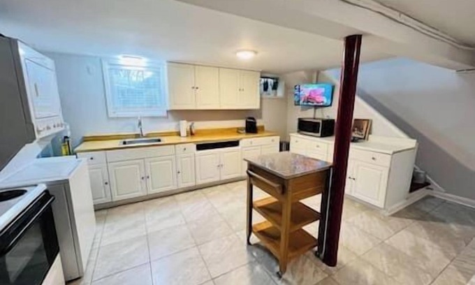 Fairfax House | Guest House - Safe & Quiet Near DC