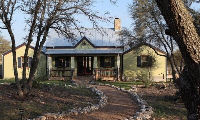 Fredericksburg Cottage | Guest King Room - Bella Vista Cottage