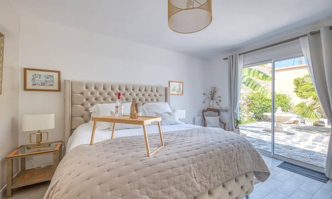 Saint-Christoly-Medoc Bed & Breakfast | Guest Room L’Oranger – Comfort & Privacy at Patio du Port