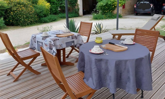 Saint-Romain-de-Benet Bed & Breakfast | Guest Room Les Capucines – Comfort and Authenticity in Saint-Romain-de-Benet