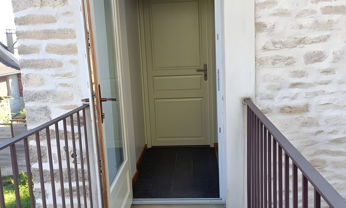 Beaumont-sur-Grosne Bed & Breakfast | Guest Room "Chambre Chocolat" with Shared Pool, Shared Terrace and Wi-Fi