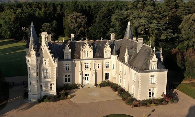 Azay-sur-Cher Bed & Breakfast | Guest Room 'Chambre D'hôtes Bleue' with Wi-Fi and Air Conditioning