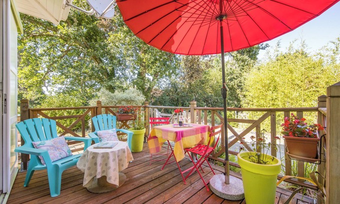Le Porge Bed & Breakfast | Guest Room 'La Côte D'Argent Coquelicot' with Private Terrace, Private Garden and Wi-Fi