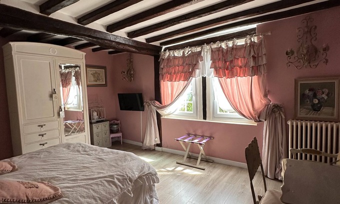 Suzay Bed & Breakfast | Guest Room 'Marquise De Pompadour' with Pool, Breakfast, Shared Garden, and Wi-Fi