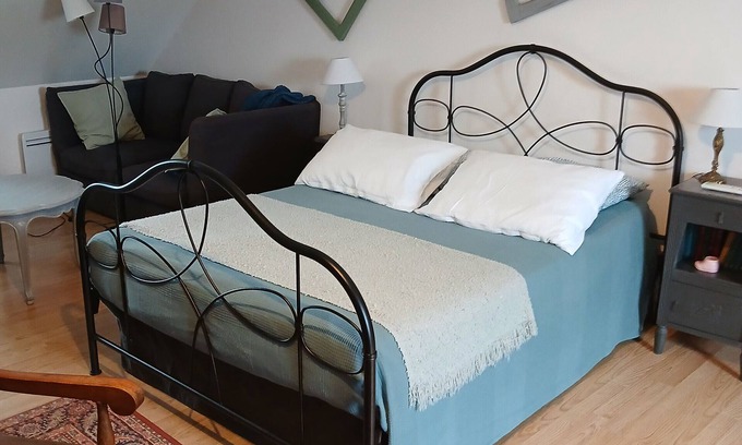 Saint-Aignan Bed & Breakfast | Guest Room 'Orchidée 6p' with Shared Garden and Wi-Fi