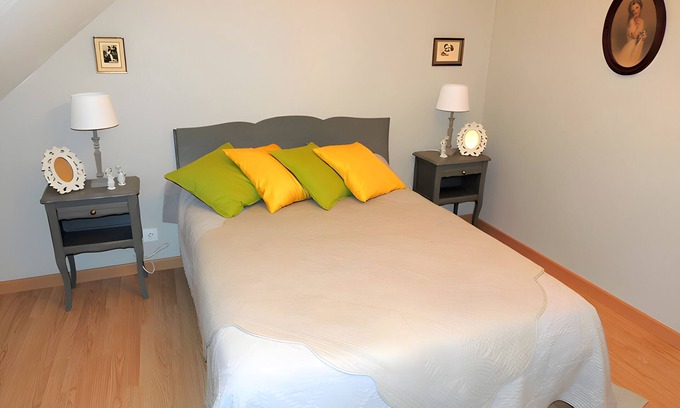 Saint-Aignan Bed & Breakfast | Guest Rooms 'Myosotis 3p' with Shared Garden and Wi-Fi