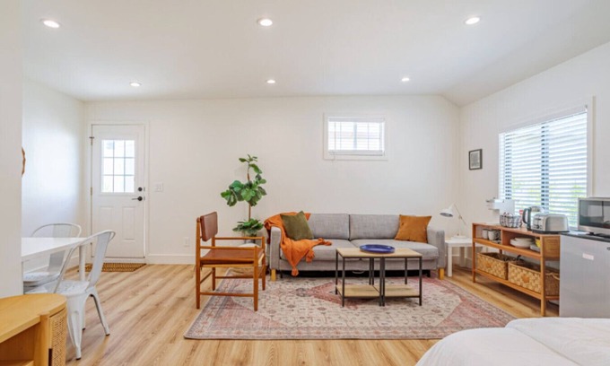 Valley Glen House | Guest Studio Universal private entry