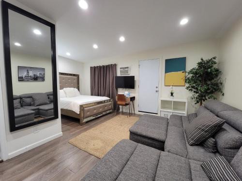 Mid City Apartment | Guest suite near La Cienega Park Beverly Hills next to LACMA La Brea Tar Pits Peterson Museum and Academy Awards Museum