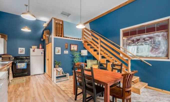 Gatewood Cottage | Guesthouse 1/4mi to Lowman Beach! Outdoor patio and firepit, wood fireplace