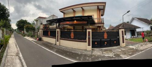 Kepanjen House | Guesthouse Mawar Syariah