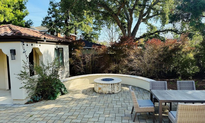 Midtown House | Guesthouse with firepit near Stanford FB GOOG