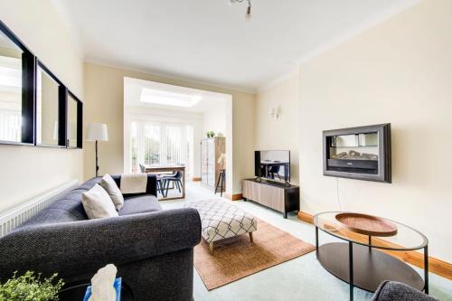 North Greenford Apartment | GuestReady - Big 4BR by Horsenden Hill Park