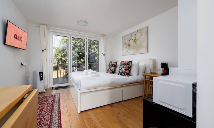 Golders Green Apartment | GuestReady - Charming studio with a private garden