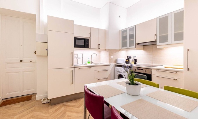 Vivienne Apartment | GuestReady - Chic and central near attractions