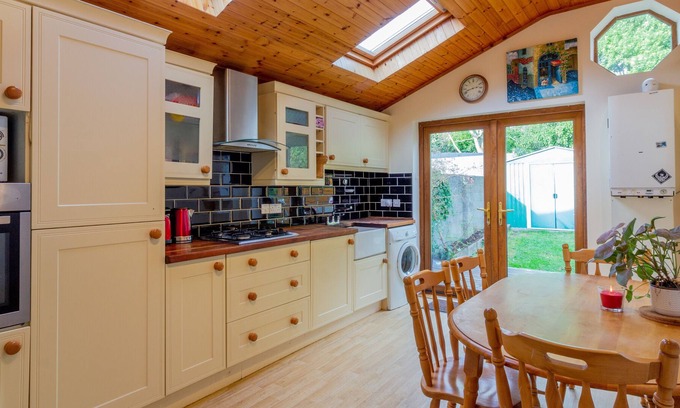 Santry House | GuestReady - Large Home with Private Driveway
