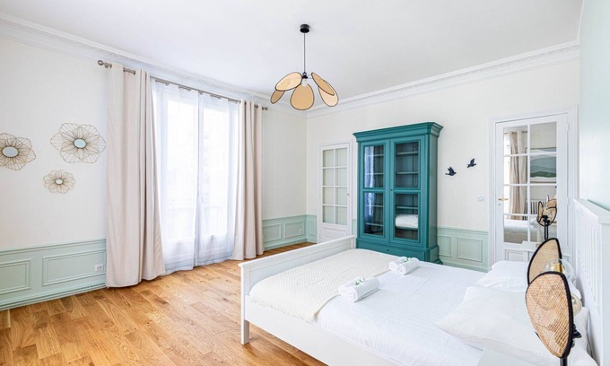 Clichy Apartment | GuestReady -New Flat direct line to Champs-Élysées