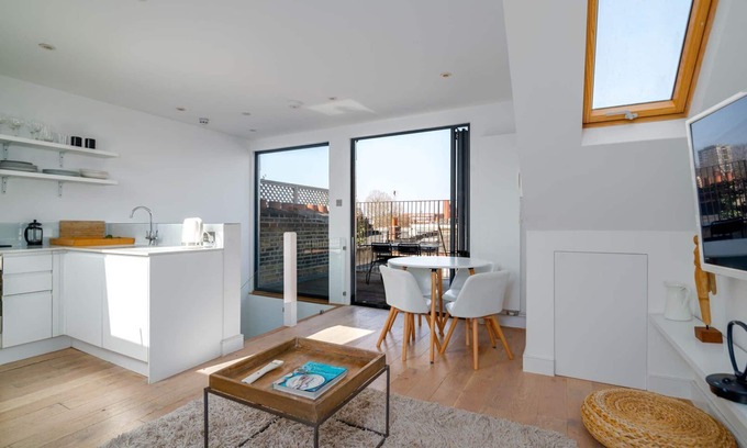 West Kensington Apartment | GuestReady - Top Floor West Kensington Home