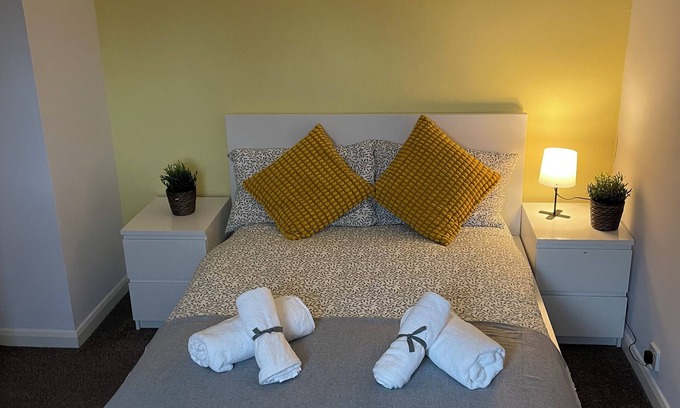 Netley House | Guests house with garden and 2x car park