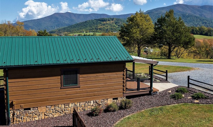 Stanley Cabin | GUESTS RAVE: Super Clean. LURAY Log Cabin Mountain Views Hot Tub Stone Fireplace